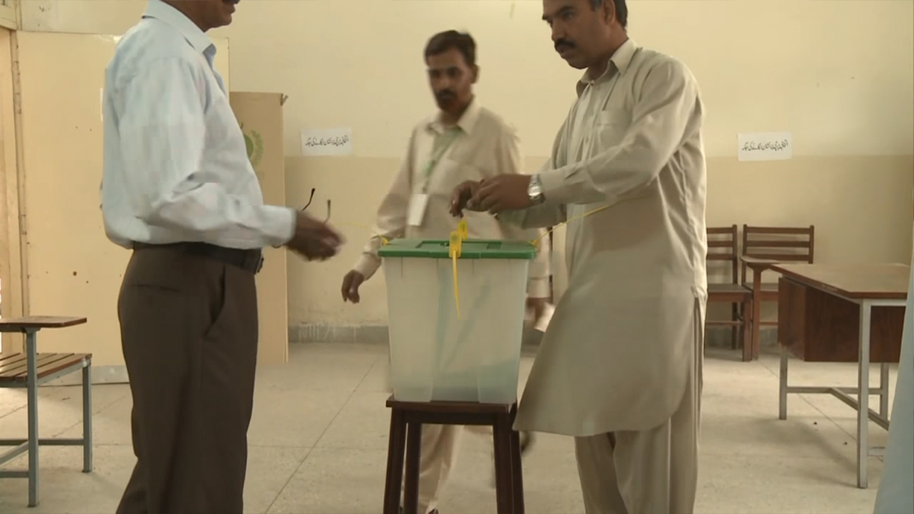 Pakistan'da sandıktan kaos çıktı